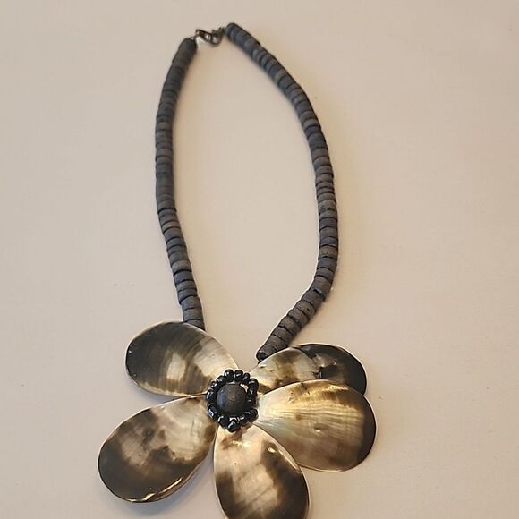 Shell Flower Beaded Necklace - Picture 3 of 7